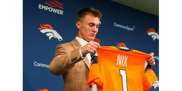 Les Vikings du Minnesota et les Broncos de Denver placent leurs espoirs dans un nouveau quart-arrière Les Vikings du Minnesota et les Broncos de Denver placent leurs espoirs dans un nouveau quart-arrière